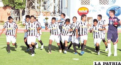 Vuelta olímpica de los jugadores de Oruro Royal, campeones en la Sub-19 “A”