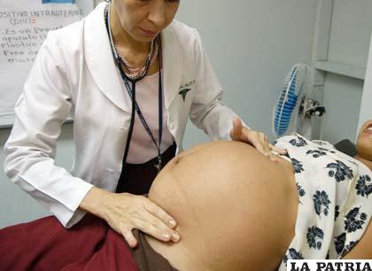 Atención adecuada a mujeres embarazadas disminuye mortalidad