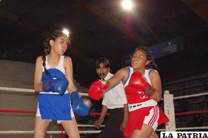 Lina Flores y Laura Altamirano en pleno combate