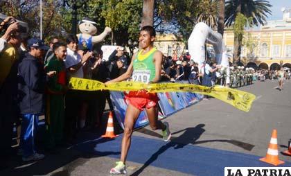 Daniel Toroya cruza primero la meta en la prueba realizada en Cochabamba