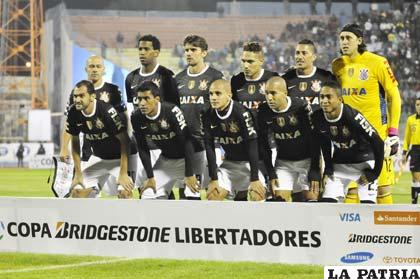 El campeón de la Libertadores Corinthians estrenó su título en Oruro