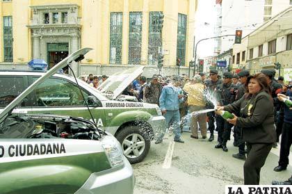 Alcaldesa festeja entrega de vehículos y equipamiento a la Policía
