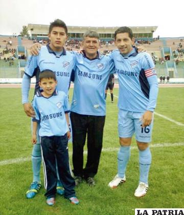 Erwin junto a su abuelo Gabino Saavedra, Walter Flores y su primo Diego Saavedra