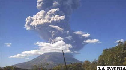 Vista del volcán Chaparrastique en plena erupción