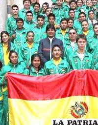 Morales junto a varios atletas