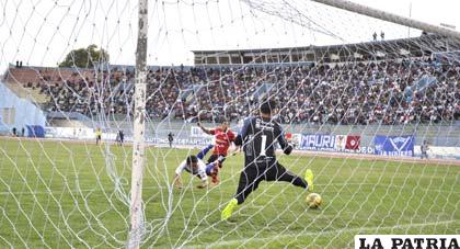 Miguel Loaiza liquida el partido a favor de San José al anotar el segundo gol