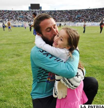 Al final del partido el abrazo de Matinella con su pequeña hija, felices por el triunfo