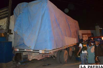 El camión ingresa a dependencia de los Depósitos Aduaneros de Bolivia
