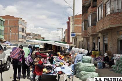Asentamiento de puestos en la avenida Tacna