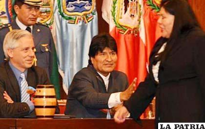 Momento en que la diputada Piérola niega el saludo al Presidente Morales