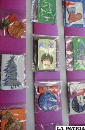 Tarjetas navideñas hechas con material reciclado