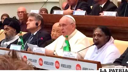 El Papa Francisco entre los líderes religiosos que firmaron la declaración contra la esclavitud