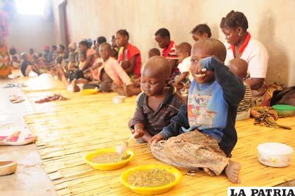 Reducen las raciones de comida para refugiados de África