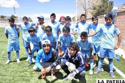 Integrantes de la Escuela de Fútbol Bolívar