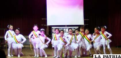 Elenco infantil del Taller de Danzas Oruro