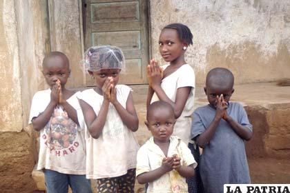 Niños en África hacen el “saludo ébola” para evitar el contacto