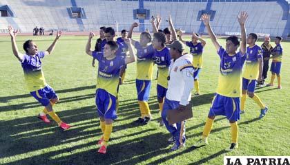 La alegría de los jugadores de EM Huanuni por el triunfo ante Oruro Royal