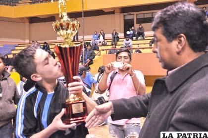 Derek Canedo recibe el trofeo de campeón