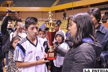 Kevin Terrazas, de la selección de Oruro, recibe el trofeo de subcampeón