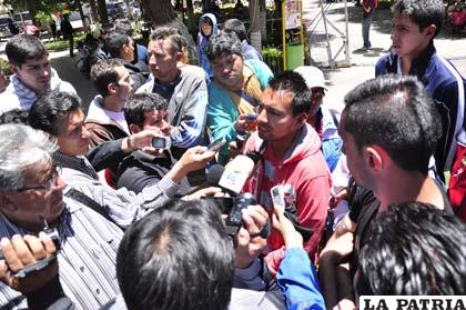 Ovando durante la improvisada conferencia de prensa en la Plaza 10 de Febrero