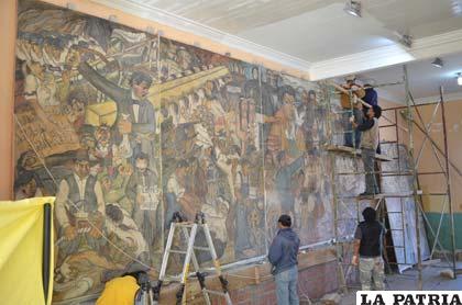 Trabajos del mural en la estación central del tren en Oruro