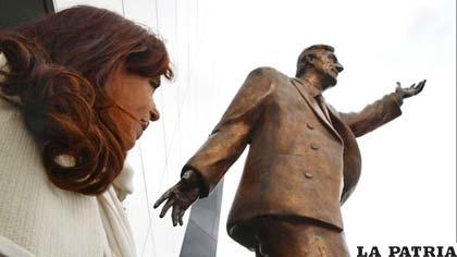 Cristina recordó a Néstor Kirchner en Ecuador al ver su monumento
