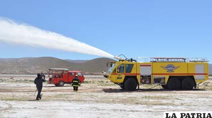 El carro bombero en las labores de apagar el fuego