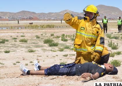 Un bombero pide camilla para el herido del accidente aéreo