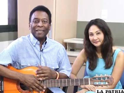 Pelé luce recuperado y tocando la guitarra