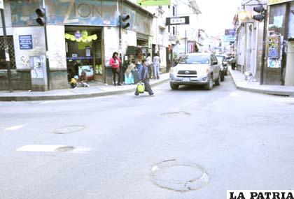 Así se encuentra el asfaltado de la calle Junín y 6 de Octubre