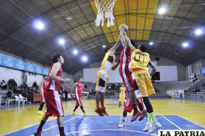 Un jugador de Derecho se impone a dos rivales potosinos