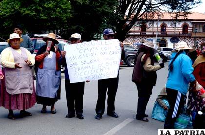Vecinos bloquearon la calle La Plata a espera de soluciones