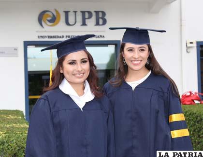 Olivia Lizel Mercado (izq.) y Marcela Gandarillas, galardonadas de la UPB