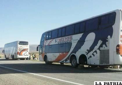 El bus de la empresa Naser sin su neumático
