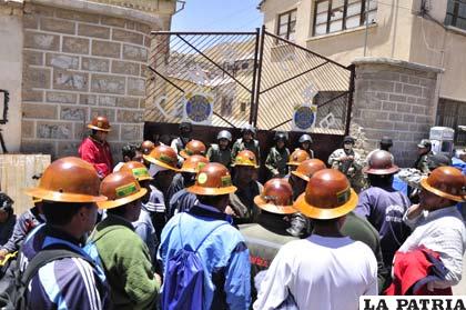 Mineros afiliados a Fedecomin tomaron instalaciones de Comibol Oruro