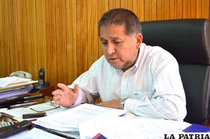 El rector de la UTO, Carlos Antezana, explica las resoluciones de Cochabamba