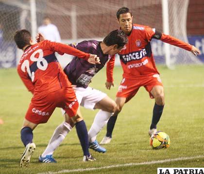 Una acción del partido que se jugó anoche en Potosí