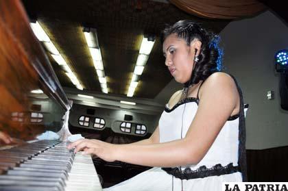 Con éxito egresó como Técnico Superior de Música, Dunia Rojas