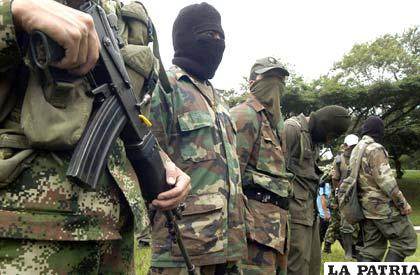 Guerrilleros de la FARC con el rostro cubierto