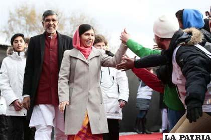Los premios Nobel de la Paz Kailash Satyarthi (izq.) y Malala Yousafzai, saludando al público