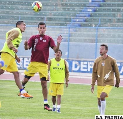 Ojeda rechaza de cabeza, ocurrió en el entrenamiento de ayer