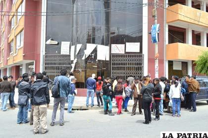 Estudiantes y docentes se quedaron en la calle por la toma de Derecho