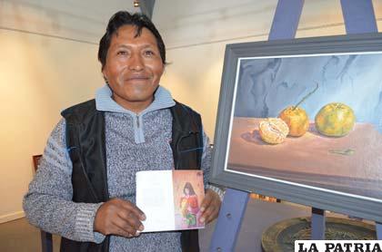 Freddy García Funaro muestra el catálogo de la exposición