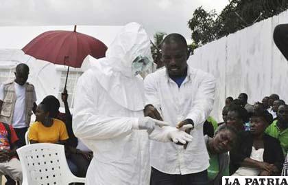 Un voluntario se prepara para atender a personas infectadas con el virus del ébola en Sierra Leona