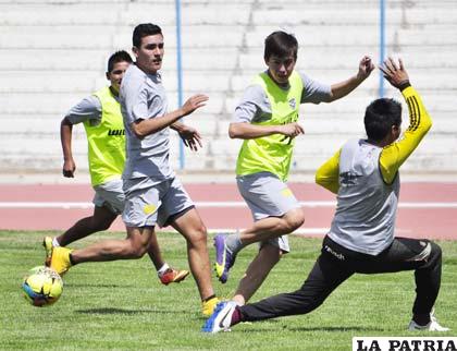 Huanca, Valverde, Muñoz y el portero Sullca durante el entrenamiento de San José ayer en el estadio “Bermúdez”