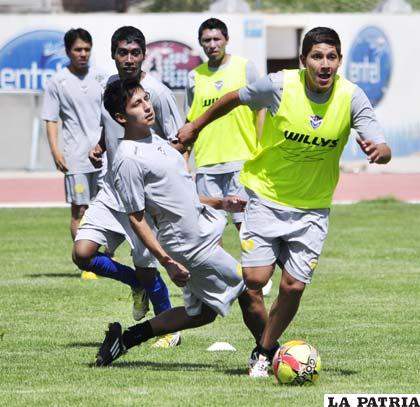 Mario Parrado con el dominio de la pelota