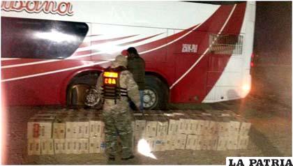 Mercadería ilegal encontrada en un bus de transporte público