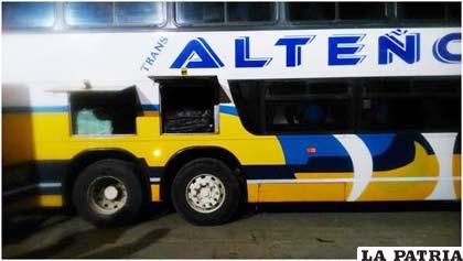 En uno de los buzones del bus se observa los fardos de ropa usada