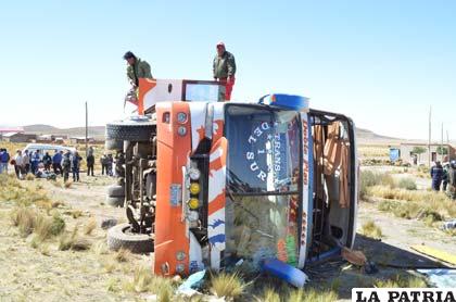 El ómnibus se volcó hacia su lado izquierdo