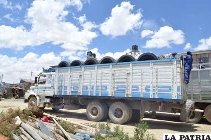 Un camión lleva las llantas de contrabando